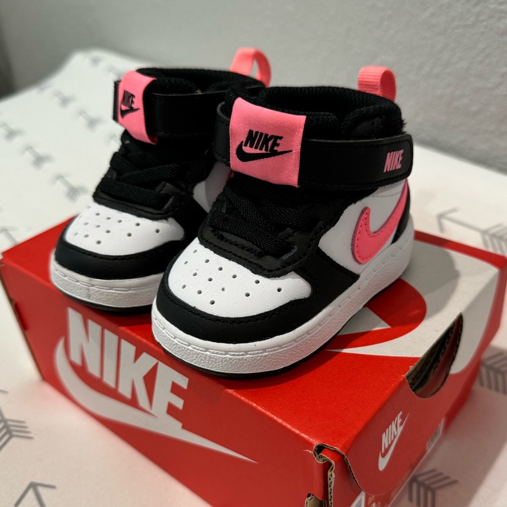 Pink & Black Nike Size 2C 💖🖤